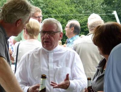 Einweihung Dorfpark Osterwick:
Dorothea Roters und Alfred Eimers im Gespräch mit Weihbischof Geerlings (Foto: AZ)